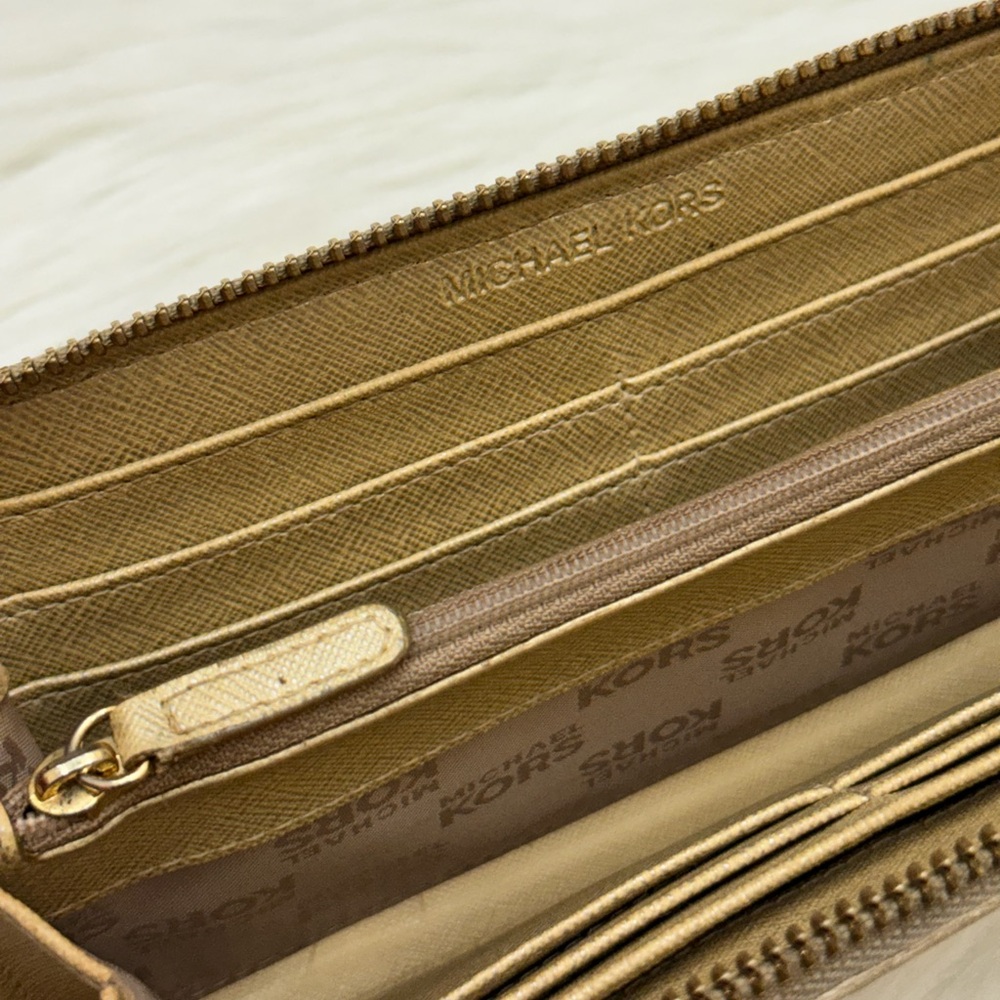 MICHAEL KORS - METALLIC GOLD PATENT LEATHER LONG JET SET CONTINENTAL ZIP WALLET - Picture 11 of 15